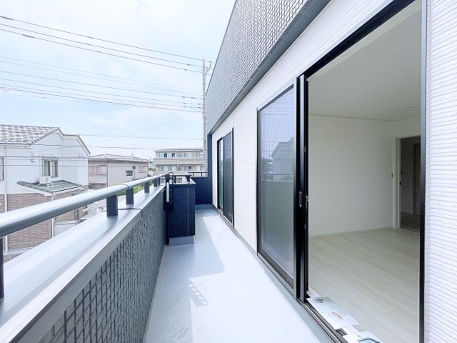 熊谷市箱田7丁目　AiTOWN　全3区画のバルコニー|２WAYバルコニーで2部屋の行き来ができる便利なバルコニーです！