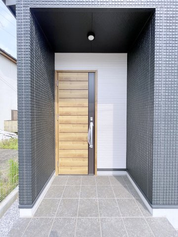 熊谷市箱田7丁目　AiTOWN　全3区画の玄関|奥行きがあるので雨が降っても開閉に心配ありません！