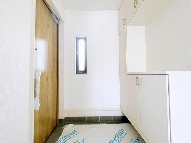 熊谷市箱田7丁目　AiTOWN　全3区画の玄関|小窓がついているので電気をつけなくても明るい玄関です！