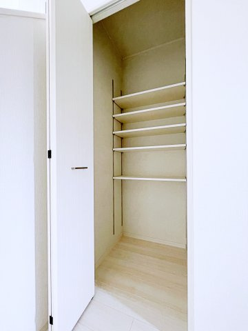 熊谷市箱田7丁目　AiTOWN　全3区画の収納|可動棚付きで様々ものが収納可能です！