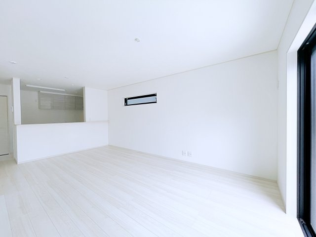 熊谷市箱田7丁目　AiTOWN　全3区画の居間・リビング|白を基調とした内装は空間を広く見せナチュラルで洗練された印象を与えます♪