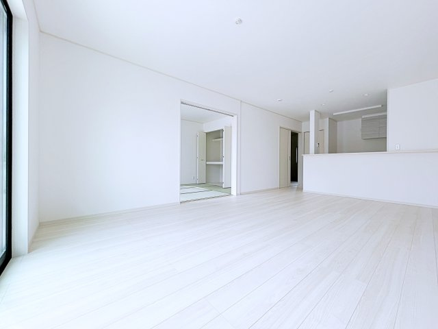 熊谷市箱田7丁目　AiTOWN　全3区画の居間・リビング|ホワイトを基調とした明るく開放的なLDKです！