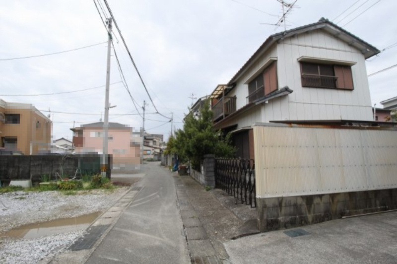 赤石町　中古戸建の前面道路含む現地写真