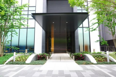 ローレルタワー心斎橋のエントランス