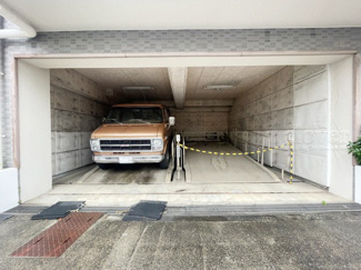 【駐車場】 | マンションの駐車場スペース。空きの有無や駐車料金、サイズ規定などについては、改めてお問い合わせください。～即日のご見学可能～　お問合せはお気軽にどうぞ。
