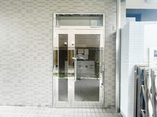 【エントランス】 | オートロックを備えた、マンションのエントランス。やはりセキュリティの観点は欠かすことができません。皆様を“安全”に送り出し、出迎えてくれます。～即日のご見学可能～　お問合せはお気軽にどうぞ。