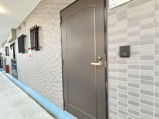 【その他共用部分】 | 皆様をお迎えする、お部屋の玄関ドア。開けやすさや開放角度、ドアノブの操作しやすさや鍵の形状などを、現地で一度ご確認ください。～即日のご見学可能～　お問合せはお気軽にどうぞ。
