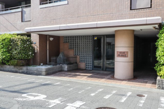 【エントランス】 | 徒歩圏内に公園などが有る住宅地に建つマンションです♪