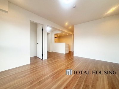 【居間・リビング】 | セザール麻生東 | 広くゆったりと家族揃って寛げるLDKは約17.8帖。毎日の始まりと終わりをここで迎える大切な空間はいつでも心地良い空気感。落ち着いた雰囲気で過ごしたり家族でわいわい盛り上がる日も。