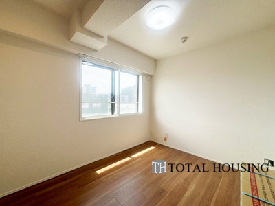 【洋室】 | セザール麻生東 | 洋室　約5.3帖
大きな窓からたっぷりの日差しが降り注ぐ明るい室内です。気持ちの良い朝日を受けて、目覚めの良い健康的な朝を迎えられそうです。