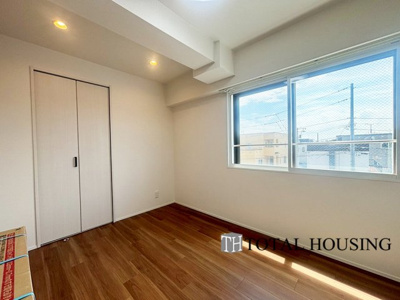 【洋室】 | セザール麻生東 | 洋室　約5.3帖
家族一人ひとりの大切なプライベート空間。趣味に合わせて使って頂けるようシンプルに仕上げてあります。暮らし心地を大きく左右する収納を、適材適所に配置し使い勝手を考慮しました。