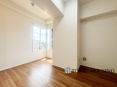 【洋室】 | セザール麻生東 | 洋室　約5.3帖
家族構成やライフスタイルに合わせて、多目的にお使いいただけます。優しい色合いの木目調のフローリングが空間にアクセントをもたらしお洒落な室内です。