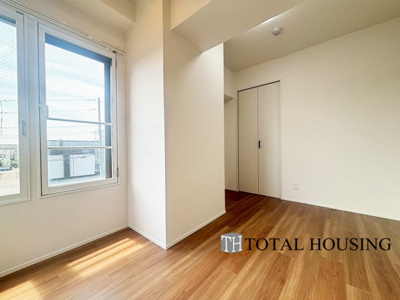 【洋室】 | セザール麻生東 | 洋室　約5.3帖
大きな窓からたっぷりと陽光が注がれる明るい空間。家族の成長に対応できる永住仕様の間取り。一日の疲れをいやしてくれる主寝室。時を忘れて過ごす場所として過ごせるお部屋。