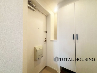 【玄関】 | セザール麻生東 | 住まう人も来客も入った時にワクワクさせてくれるオシャレな玄関♪
収納もたっぷりあるので、靴がたくさんあっても安心！
気持ちの良い朝は、毎日ここからスタートしていきます♪