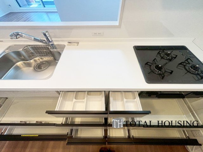 【キッチン】 | セザール麻生東 | 本を読みながら料理をしたり、家族とコミュニケーションを取りながら家事をしたり。毎日必ず使い、案外長い時間を過ごす場所だからこそ妥協したくない部分ですね♪