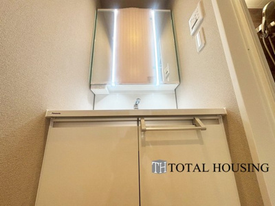 【独立洗面台】 | セザール麻生東 | 一日の始まりの朝、歯磨きをしたりメイクや髪をセットしたり・・・使いやすさが考えられた3面鏡です♪シャワー付水栓で洗面台でのシャンプーや毎日の掃除に大変便利ですね♪