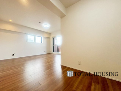 【居間・リビング】 | セザール麻生東 | 室内にいても、たっぷりの陽光と爽やかな風を感じて頂ける、開放感あふれるリビングです。
ご家族と穏やかに過ごす、心地の良い時間が流れます。