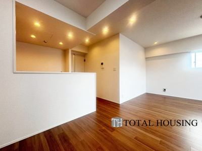 【居間・リビング】 | セザール麻生東 | 忙しい朝もしっかり家族が揃って食事をして頂けるゆとりある大きさのダイニングスペース。奥様が作る手料理をたくさん並べて頂き、テーブルで囲む健やかな食事の時間を存分に愉しんで下さい。