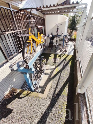 中野区本町５丁目の賃貸マンションの周辺|駐輪スペース　建物裏にあります。