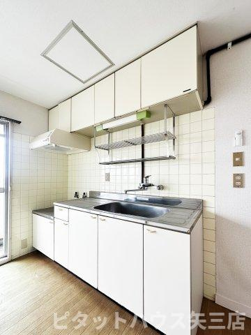 平野マンションのキッチン|コンパクトなキッチンで掃除もラクラク