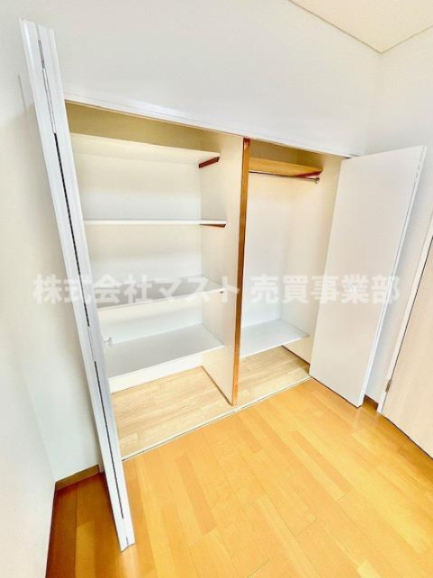朝日プラザ北田辺の収納|◆衣類だけでなくスーツケースなどの大きなアイテムも収納できる、奥行きのあるクローゼットが備わっています。
