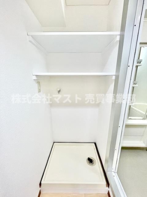 朝日プラザ北田辺のその他|◆洗濯機の上には2段の棚が設置されており、洗剤や柔軟剤、タオルなどの収納可能♪限られたスペースでもすっきりとした暮らしを実現できます♪