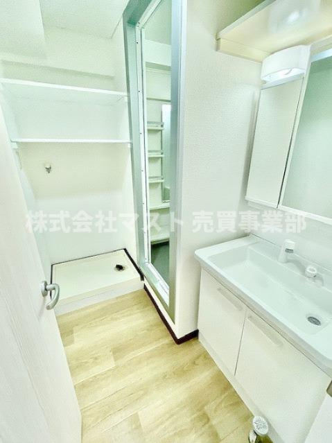 朝日プラザ北田辺の洗面所|◆広めの洗面スペースで朝の身支度もスムーズに♪収納も充実しており、いつでも清潔感をキープできます♪
