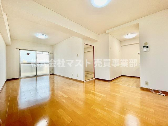 朝日プラザ北田辺の居間・リビング|◆LDK約14帖のリビングです。テーブルとソファーも置いて頂ける間取りです♪