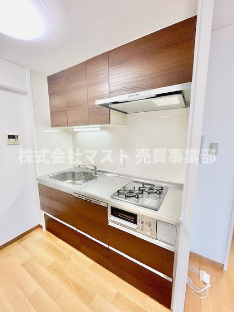 朝日プラザ北田辺のキッチン|◆壁付け型のキッチンは空間をより広く活用でき、配膳もしやすい環境です。 水ハネや油飛びの掃除もしやすいです☆
