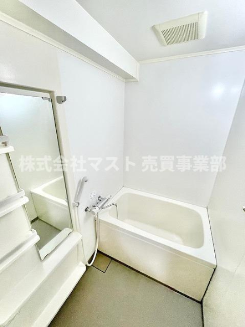 朝日プラザ北田辺の浴室|◆ワイドミラー＆収納棚付きで使いやすさ◎大きな鏡と整理しやすい収納棚で、バスタイムをより快適にサポートします♪
