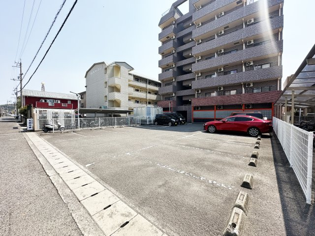 リバティマンションの駐車場