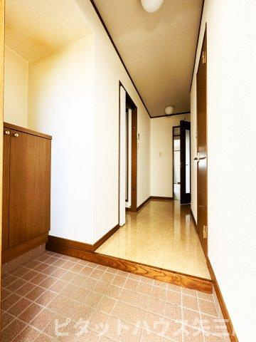 エクシード山城の玄関|明るい玄関です