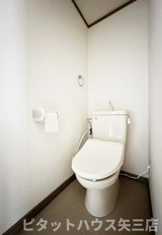 エクシード山城のトイレ|落ち着いた色調のトイレです
