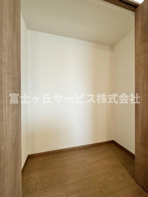 【収納】 | 静岡市葵区上土2丁目 7期 新築一戸建て 2号棟 | リビングにある収納です