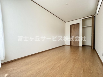 【洋室】 | 静岡市葵区上土2丁目 7期 新築一戸建て 2号棟 | バルコニーに面した洋室です