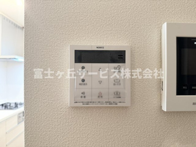 【発電・温水設備】 | 静岡市葵区上土2丁目 7期 新築一戸建て 2号棟 | リビングからも操作ができて便利です