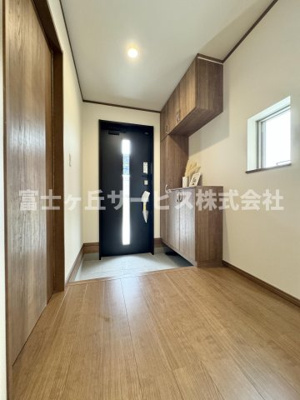 【玄関】 | 静岡市葵区上土2丁目 7期 新築一戸建て 2号棟 | 収納もある玄関です