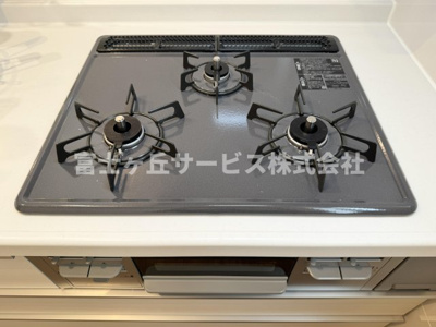 【その他】 | 静岡市葵区上土2丁目 7期 新築一戸建て 2号棟 | 3口コンロがあります