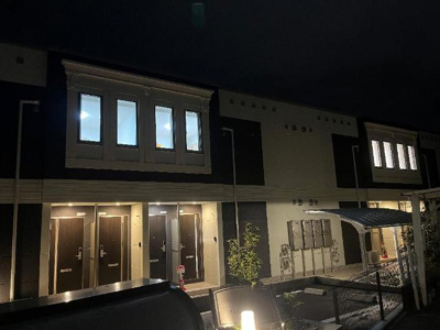 【エントランス】 | アローラ石垣 | 外観写真（夜）