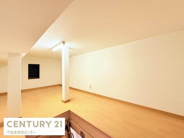 【収納】 | 伝法３丁目　中古戸建 | こちらが屋根裏収納のお写真です！！照明もあり、窓もありますので、通気性も良好です。