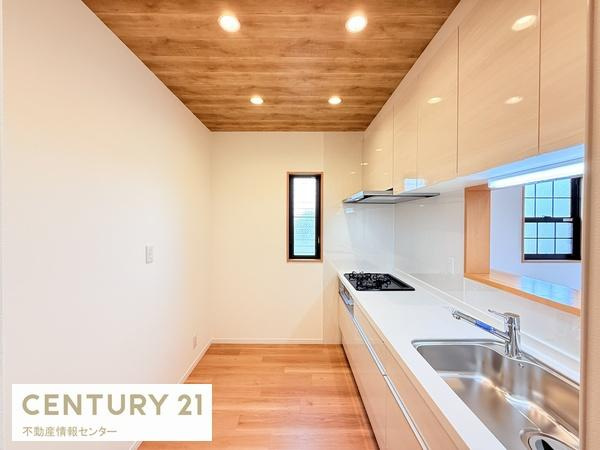 【内装】 | 伝法３丁目　中古戸建 | キッチンスペースのお写真！広さはもちろん、キッチン横にも窓があるので、換気も良好！