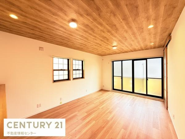 【内装】 | 伝法３丁目　中古戸建 | リビングの別アングル！天井の壁紙も木目調でオシャレです！