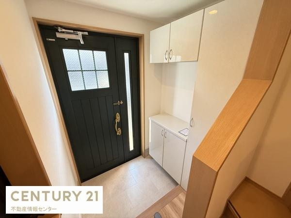 【玄関】 | 伝法３丁目　中古戸建 | 玄関スペースもしっかりあり、シューズボックスの大きさもしっかりあるのでいいですね！