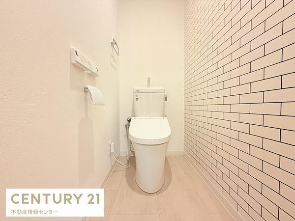 【トイレ】 | 伝法３丁目　中古戸建 | トイレも便器から新調！壁紙がオシャレです。