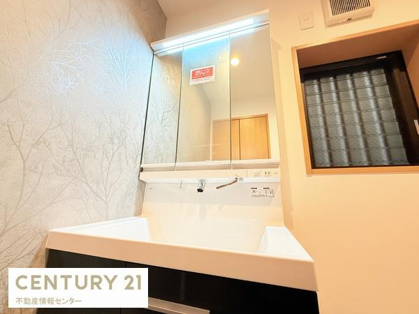 【独立洗面台】 | 伝法３丁目　中古戸建 | 洗面台のお写真です！脱衣室には、通気窓がありますので、湿気の対策もできます！