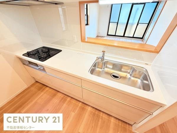 【キッチン】 | 伝法３丁目　中古戸建 | ガスコンロ３口のシステムキッチン！
リビングを覗けるのも魅力ポイント！