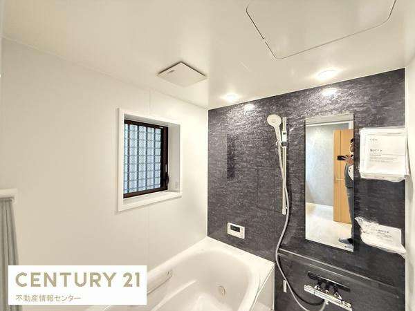 【浴室】 | 伝法３丁目　中古戸建 | お風呂はお部屋と打って変わって、シックなデザイン！アクセントパネルがグレーストーン調！