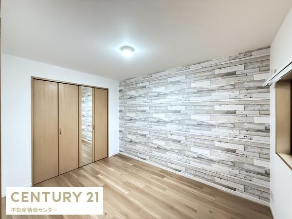 【寝室】 | 伝法３丁目　中古戸建 | こちらは寝室のお写真です！クローゼットの扉には姿見があるのはうれしいポイント！