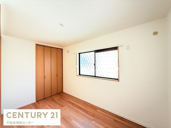 【洋室】 | 伝法３丁目　中古戸建 | 採光面には、隣地建物との距離感もしっかりとあるので、陽の光と風通しもよいお部屋です！