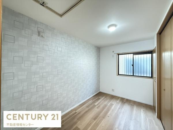 【子供部屋】 | 伝法３丁目　中古戸建 | こちらの洋室には、屋根裏収納もあります！季節物もしっかりと収納できますのでオススメ！